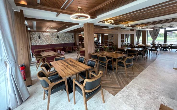 Hotel Restaurant & Spa Les Planets Les Rasses Exterior foto