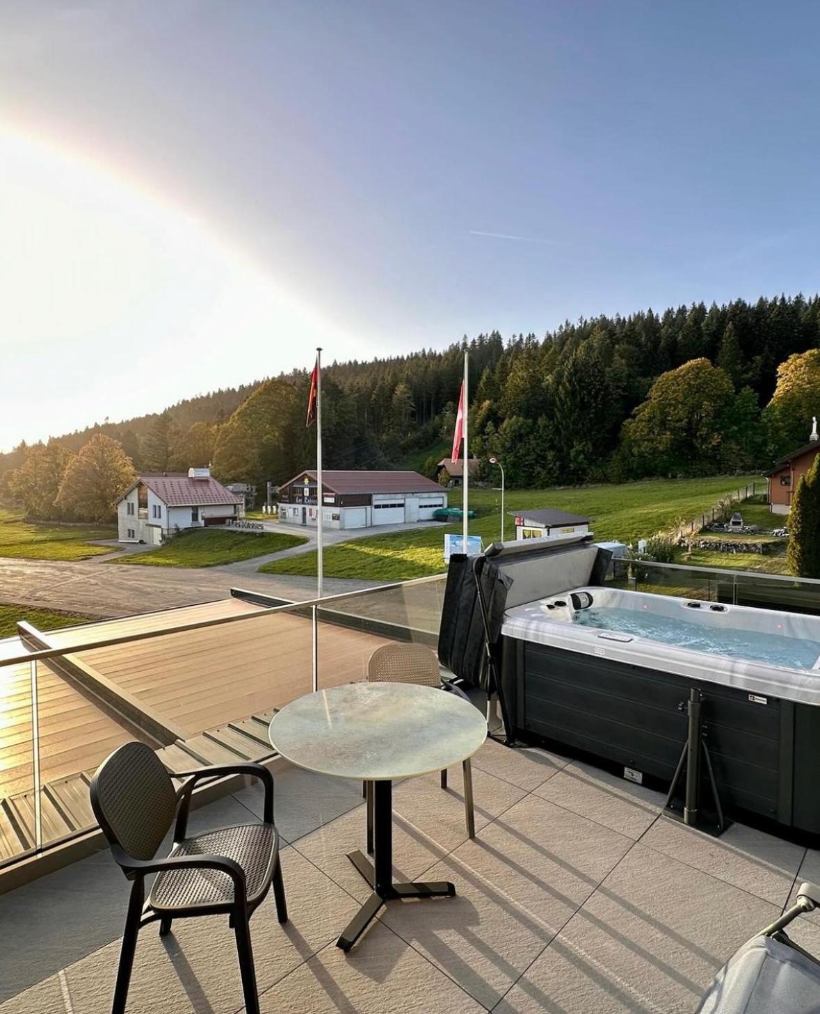 Hotel Restaurant & Spa Les Planets Les Rasses Exterior foto