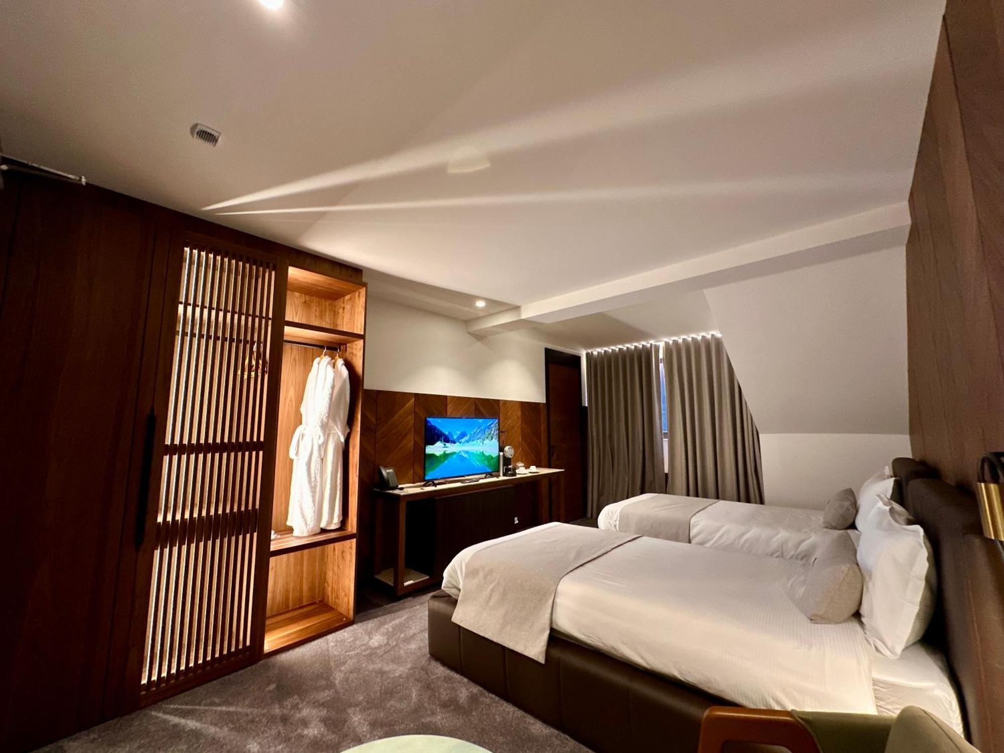 Hotel Restaurant & Spa Les Planets Les Rasses Exterior foto